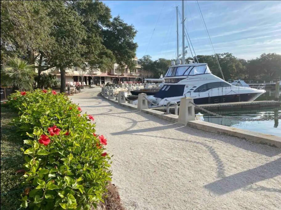 Вилла New Pics! Harbour Town 3Br/3Ba - Pool Access - Book Now Хилтон-Хед-Айленд Экстерьер фото